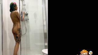 Cam hottie uses her parents bathroom for fucking her dildo